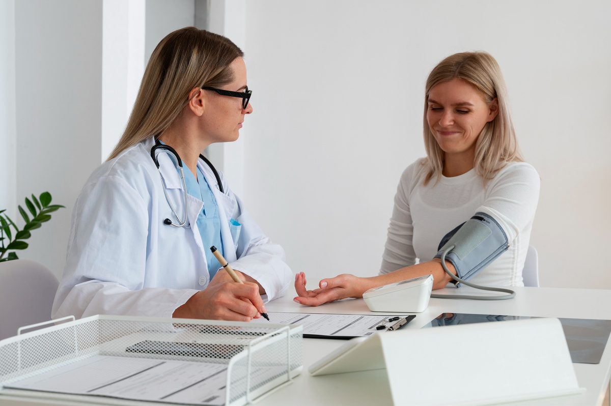    Регулярно проходите диспансеризацию, чтобы исключить болезни, связанные с отекамиFreepik