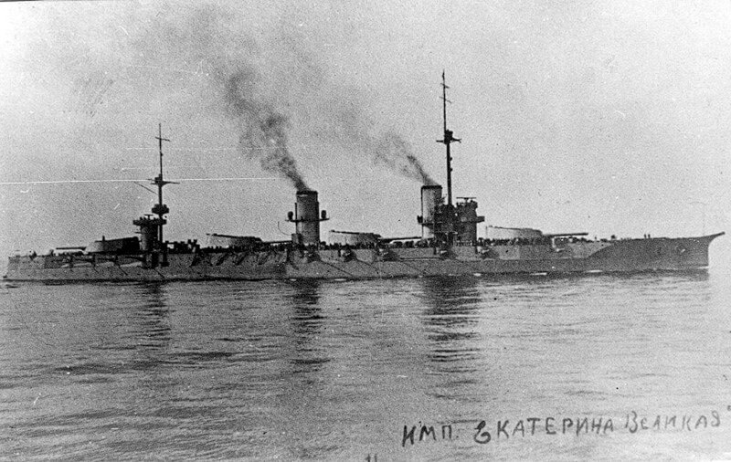 1916, 8 января (26 декабря 1915 по старому стилю): Линейный корабль «Императрица Екатерина II» в районе Босфора вступил в бой с германским линейным крейсером «Гебен».