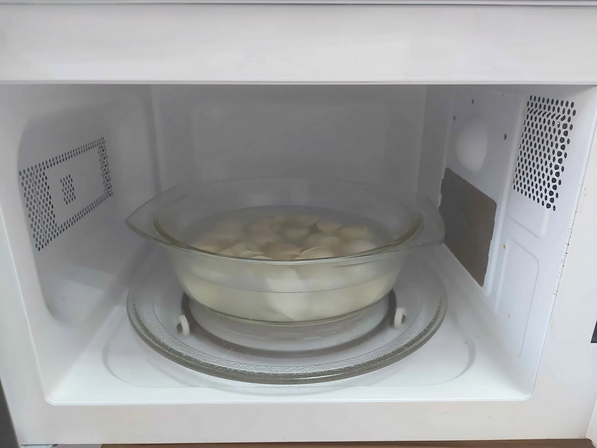 Готоим пельмени в микроволновой печи.