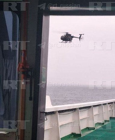    Американский вертолет рядом с танкером Marinera. Кадр: RT