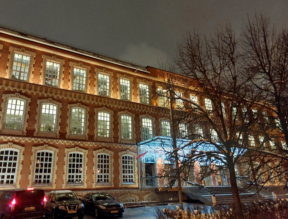 Вход в БЦ "Большевик", Москва 