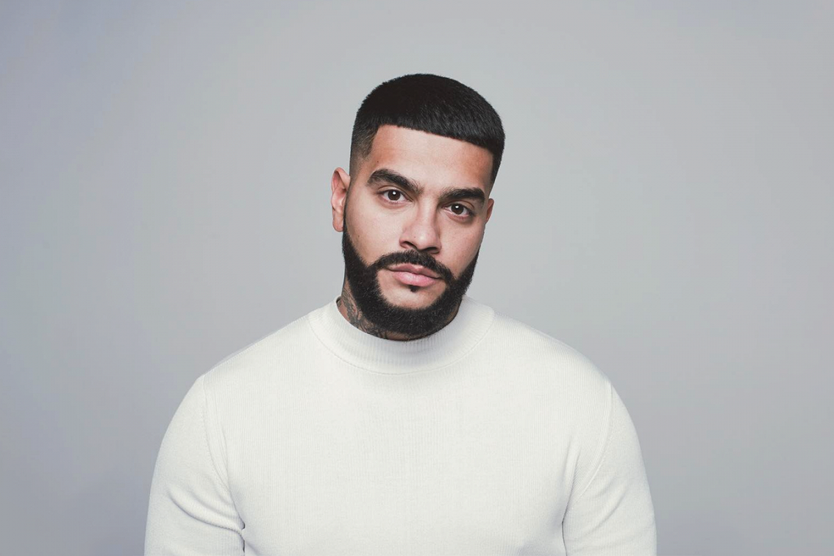 На прошлой неделе Forbes опубликовал рейтинг самых дорогих российских знаменитостей по версии их медиаактивов. На первом месте, с оценочной стоимостью бренда в $50 млн — не певец с 30-летним стажем, не наследник династии, а 40-летний рэпер из Казани, который начинал с пиратских кассет и уличных баттлов. Тимур Юнусов, он же Тимати. Парень, который в 2001 году приехал в Москву с рюкзаком и демозаписью, а сегодня — владелец лейбла Black Star, сети ресторанов, бренда одежды, собственного алкоголя и продюсер самого кассового российского фильма 2023 года. Как провинциальный подросток, увлекавшийся хип-хопом, создал систему, которая на 20 лет определила правила игры в русском шоу-бизнесе, превратив музыку в фасад многомиллиардного холдинга? Это история не о рифмах, а о капитале. История о том, как стать первым, кто понял, что в XXI веке артист — это не голос и не лицо, а полноценная бизнес-корпорация.