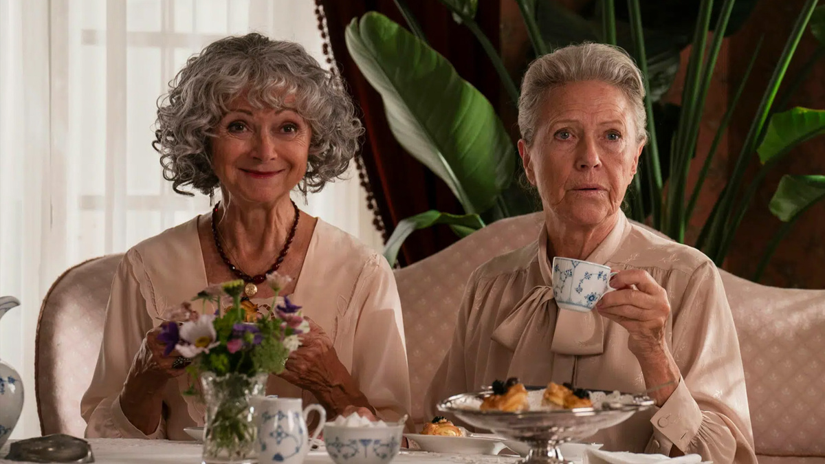 кадр из сериала "Приморский отель"