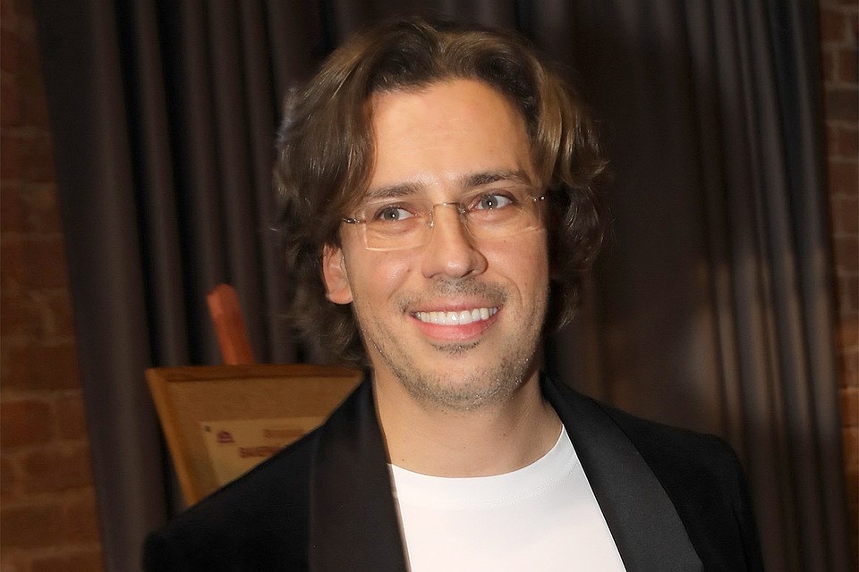 На прошлой неделе в Московском театре эстрады представили новую программу. Билетов не было за два месяца до премьеры. На сцене — 47-летний артист, которого вся страна впервые увидела 25 лет назад как 11-классника, выигравшего «Умницы и умники». Максим Галкин. Вундеркинд, окончивший филфак МГУ, лингвист, пародист, телеведущий, муж Аллы Пугачёвой и сегодня — один из самых влиятельных продюсеров детского контента в стране. Как «ботаник», застенчиво пародировавший политиков в 90-е, сумел построить многогранную карьеру, где юмор стал лишь одним из кирпичей в фундаменте семейно-медийной империи? Это история не о шутках, а о стратегии. История о том, как из амплуа «пародиста» вырасти в статус «семейного бренда» и создать новую модель успеха в шоу-бизнесе — через семью, образование и тотальный контроль над своим образом.