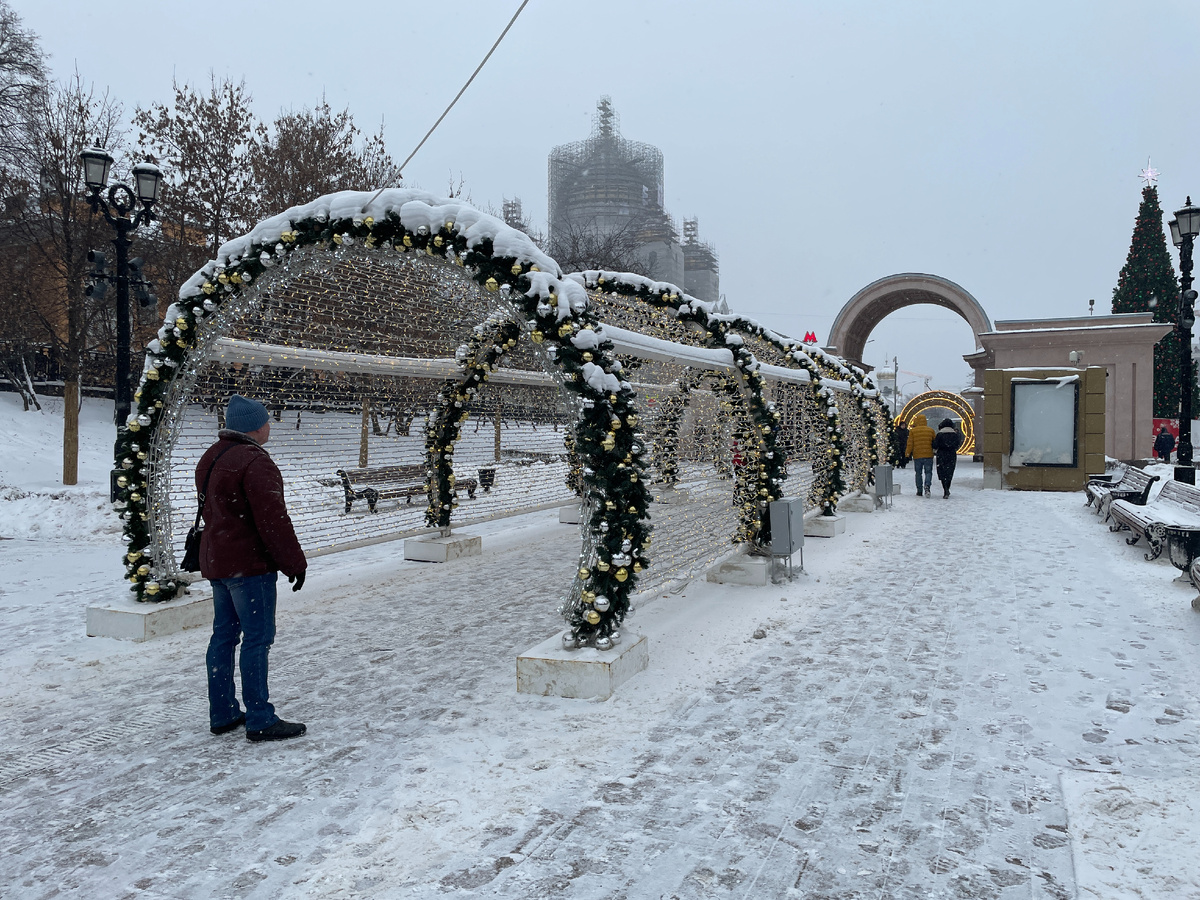 Здесь сразу по выходу из вестибюля нас встречает праздничная новогодняя арка (а скорее даже - тоннель)