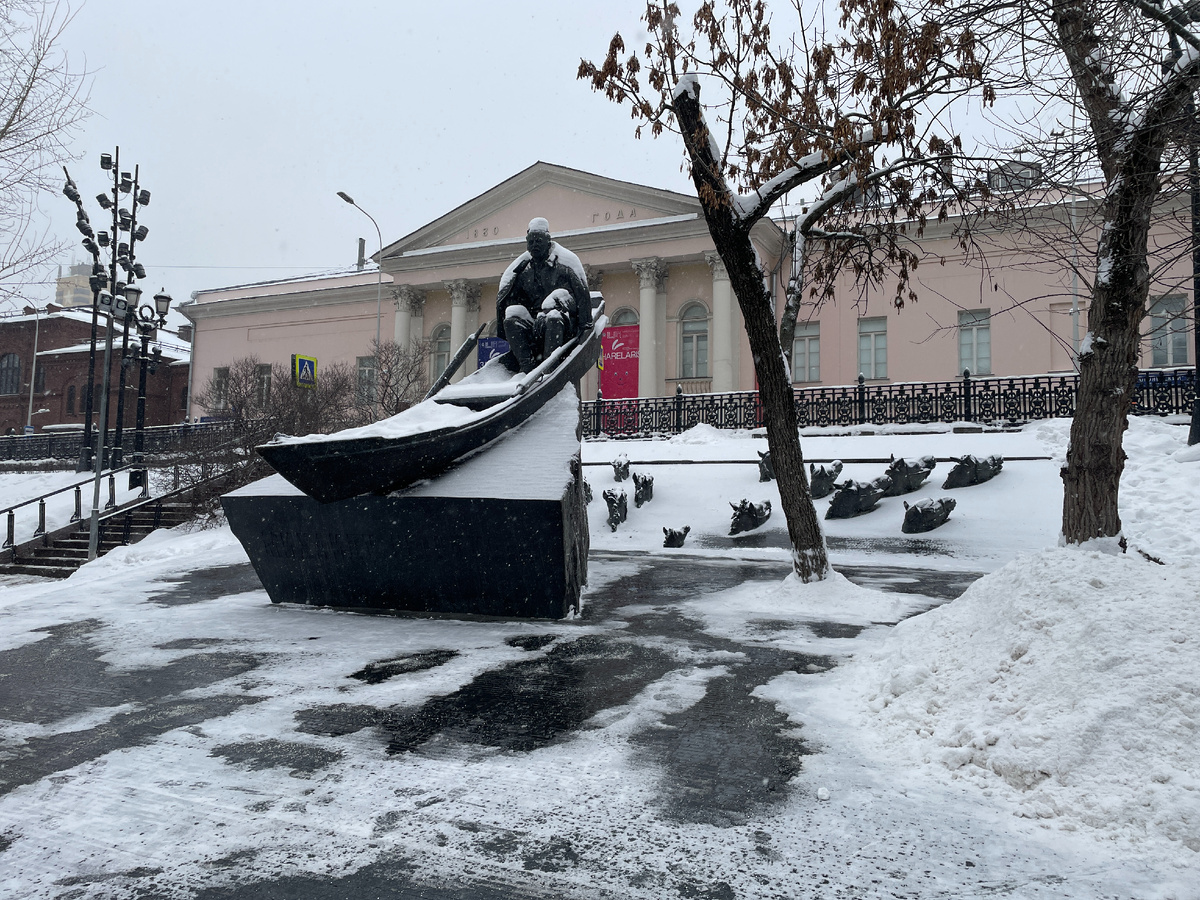 Коней хоть и занесло снегом, но они вполне видны и узнаваемы.