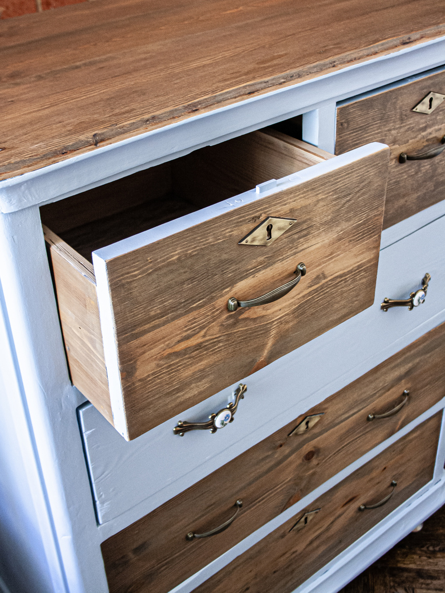 Один из моих первых заказов: комод с комбинацией перекраски и раскрытой древесины, классический прием в редизайне.