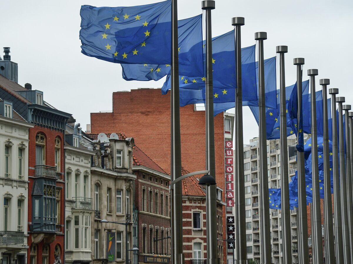    Флаги с символикой Евросоюза у здания Еврокомиссии в Брюсселе | © РИА Новости / Алексей Витвицкий