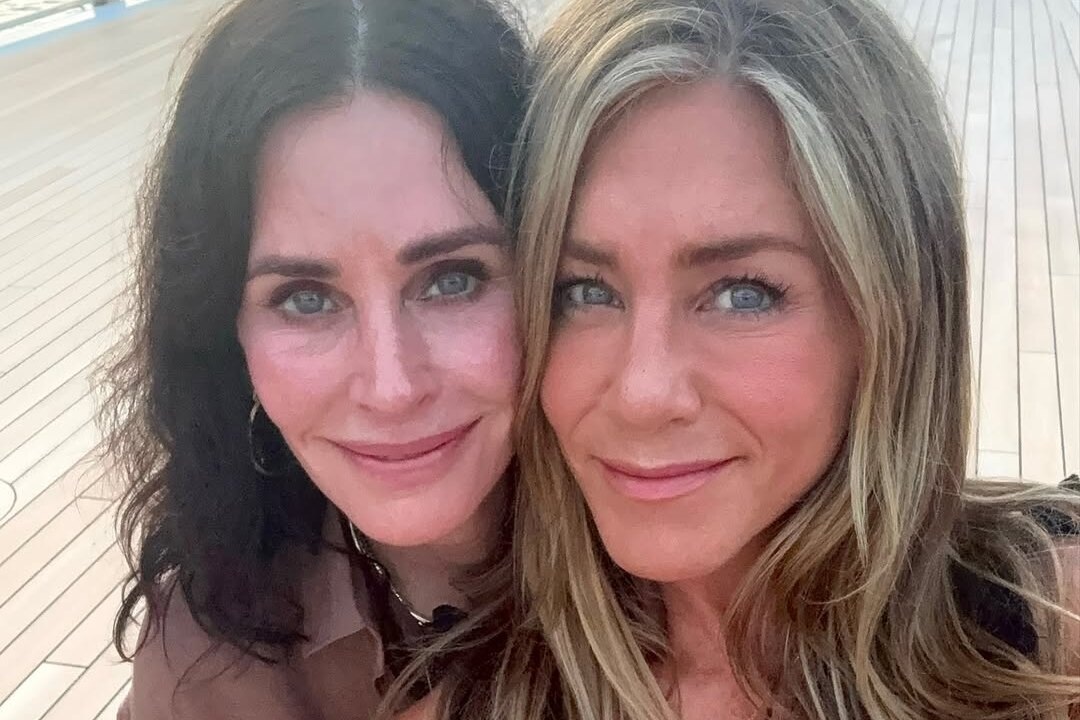     Блондинки против брюнеток: звезды сериала «Друзья» Дженнифер Энистон и Кортни Кокс снялись в забавном видео