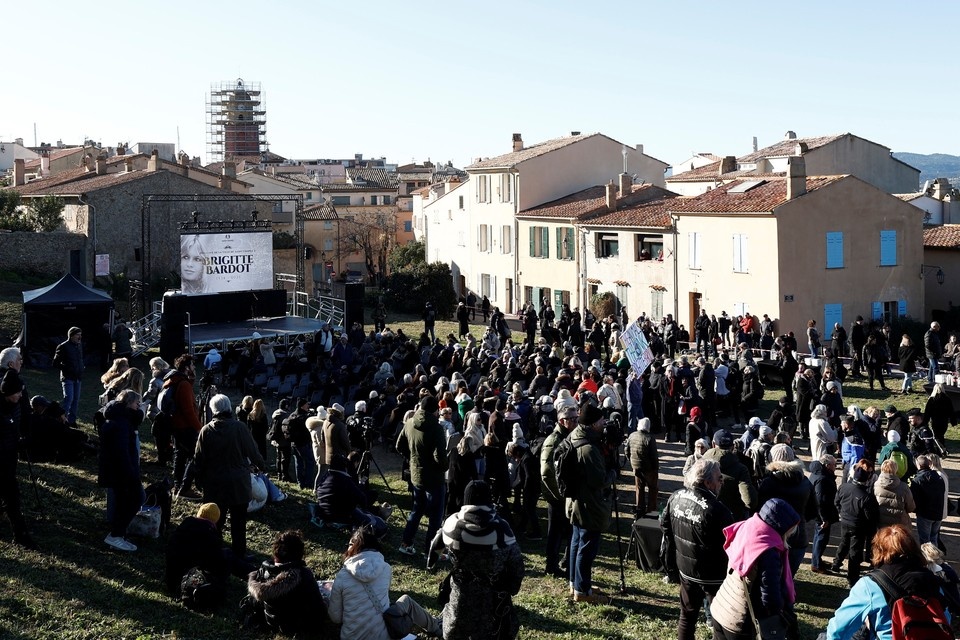    Церемония прощания со знаменитой французской актрисой проходила в церкви Нотр-Дам-де-л’Ассомпсьон в Сен-Тропе. REUTERS