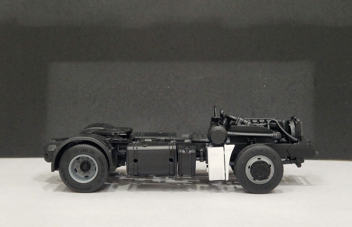 покрашены ступицы задней оси и декоративные колпаки