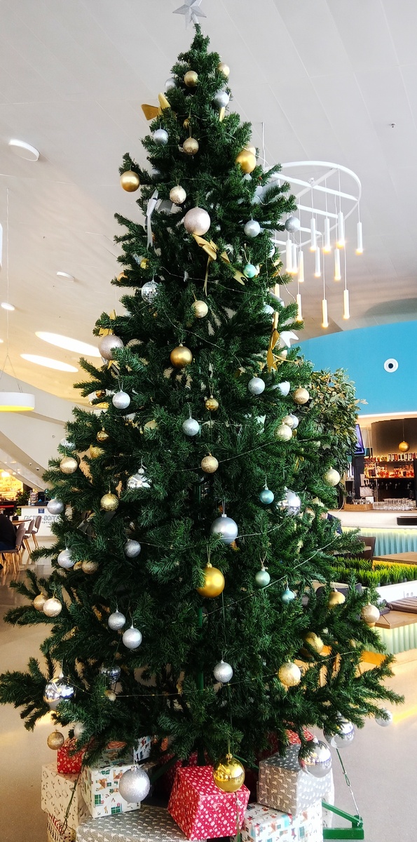 Ёлка в кафе. Фото автора 