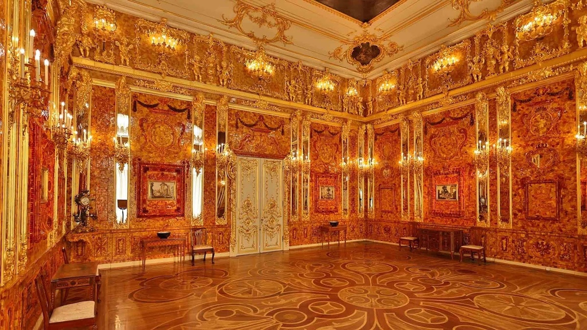 Воссозданная Янтарная комната в Екатерининском дворце (Царское село)
Источник: www.kp.ru