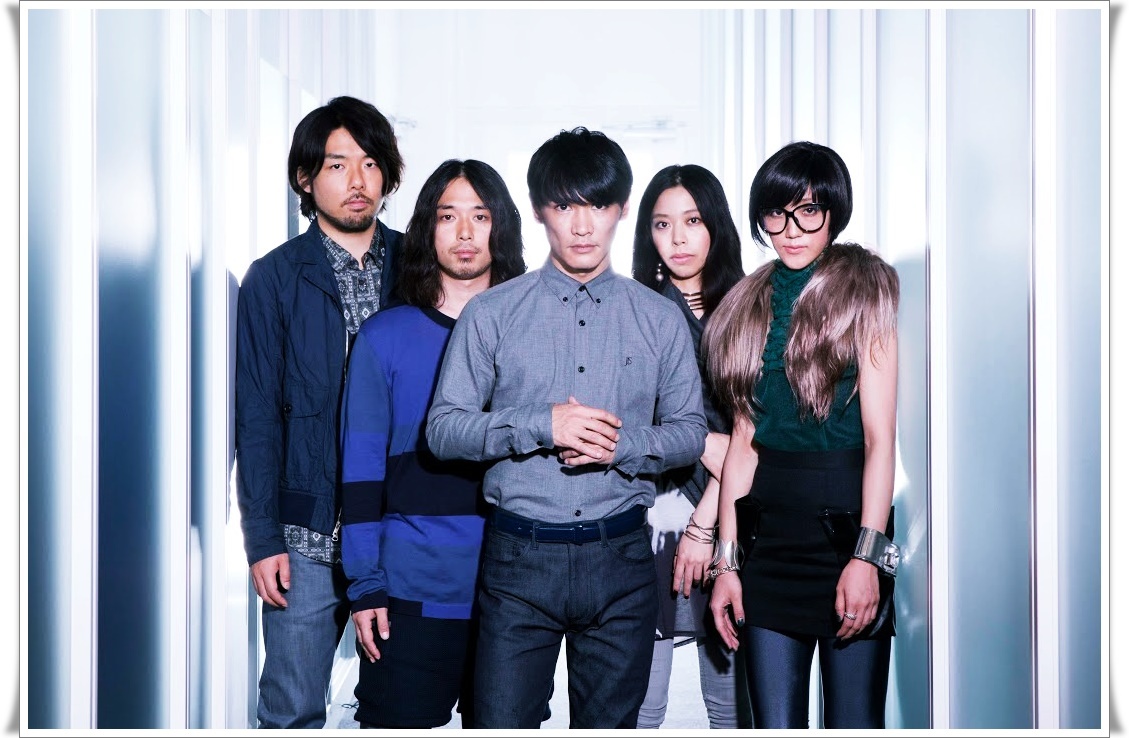 Он - самом центре.