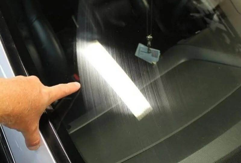 Жирная пленка на лобовом стекле исчезнет навсегда: отличный метод без особых затрат