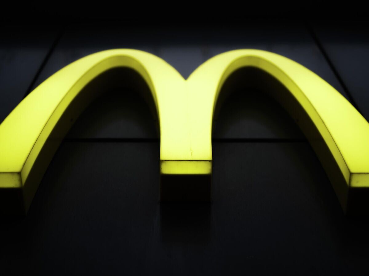    Логотип на здании ресторана McDonalds | © РИА Новости / Владимир Астапкович