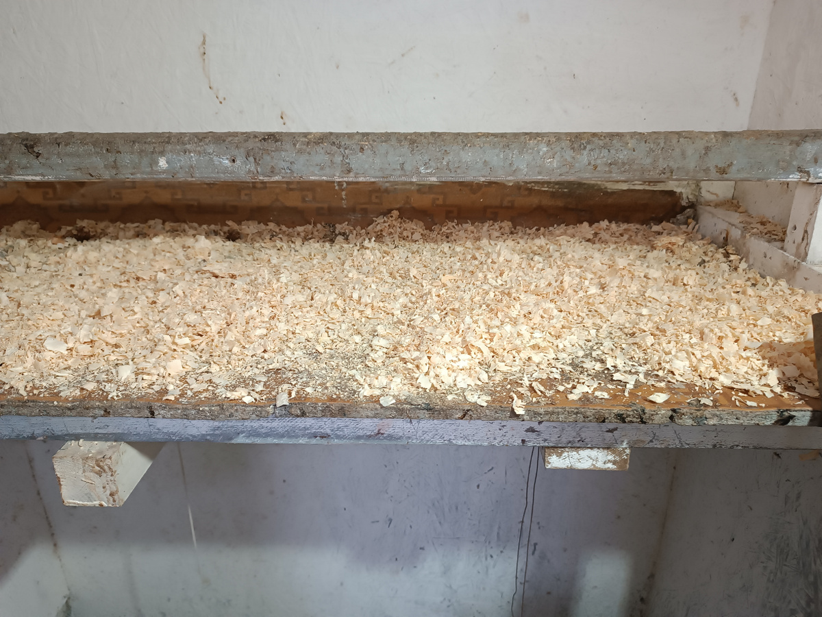 Верхний насест для кур. Вверху воздух теплее. Самые хитрые на нём спят. 