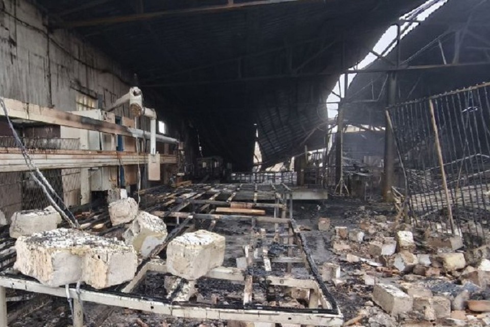    Последствия ночной атаки БПЛА ВСУ на Ленинский район Донецка. Фото: t.me/DNR_SCKK