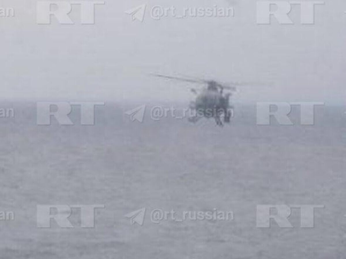    На борт танкера "Маринера", преследуемого береговой охраной США, пытается высадиться десант | © Фото : RT на русском/Telegram