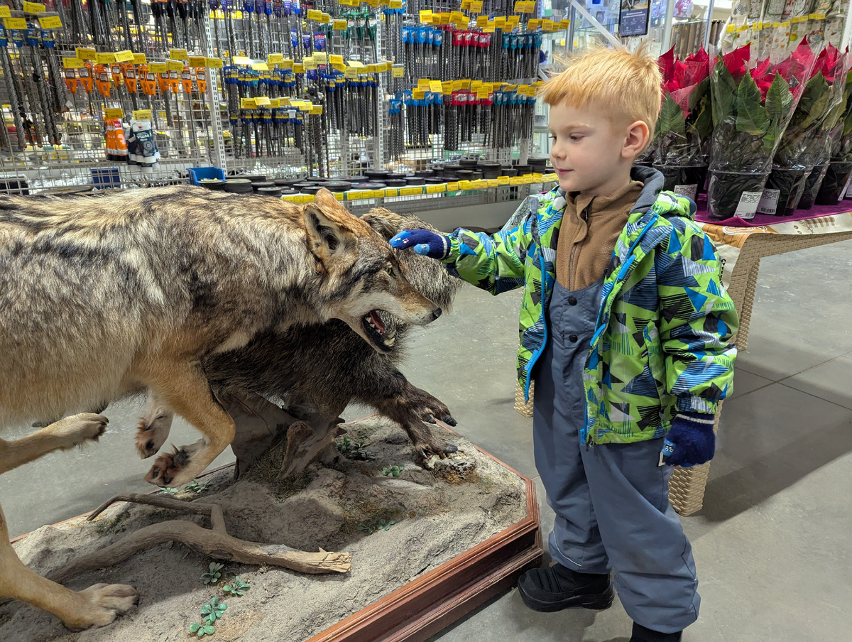 Попробуй в этот магазин не взять Лёню!