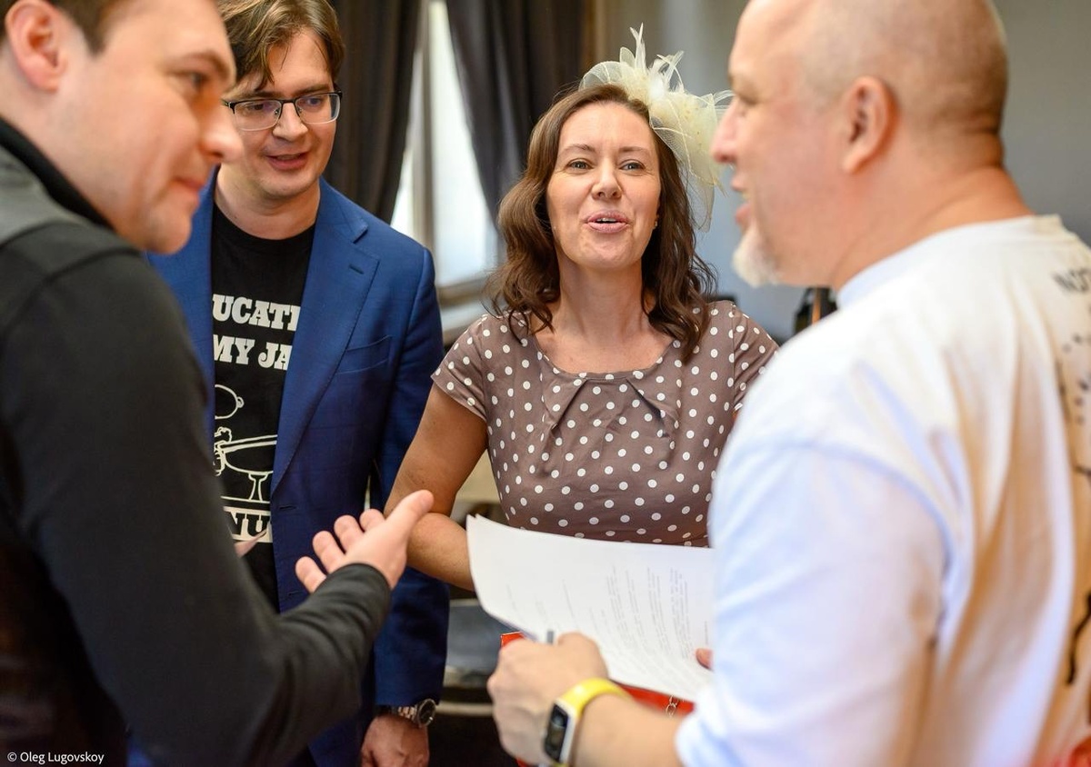 Кадр со съемок фильма «Накладно». В кадре Юрий Балицкий, Константин Хомутский, Людмила Афанасова, Владимир Кисаров. Режиссёр Владимир Кисаров. Москва 2025 год
Фото: Олег Луговской