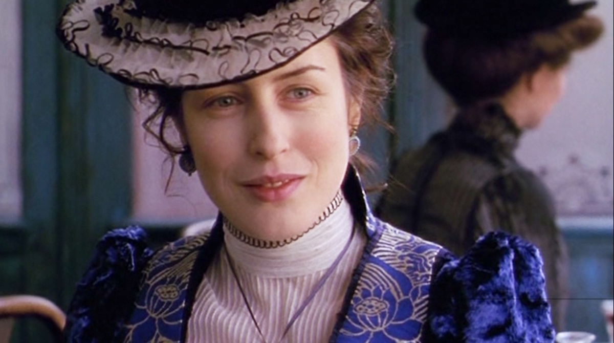 Джинна Макки в роли Ирэн.