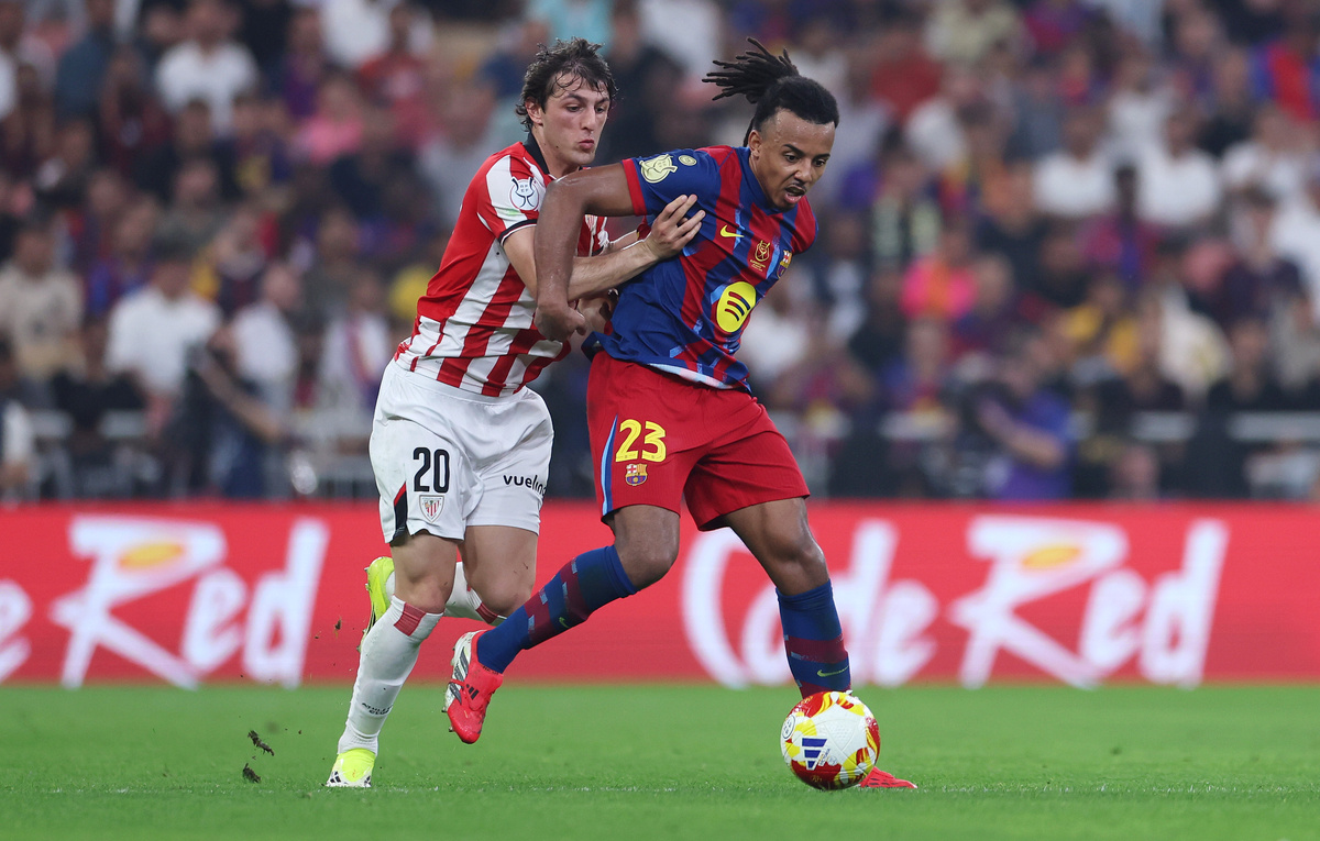    Полузащитник "Атлетика" Унаи Гомес и защитник "Барселоны" Жюль Кунде  Yasser Bakhsh/Getty Images