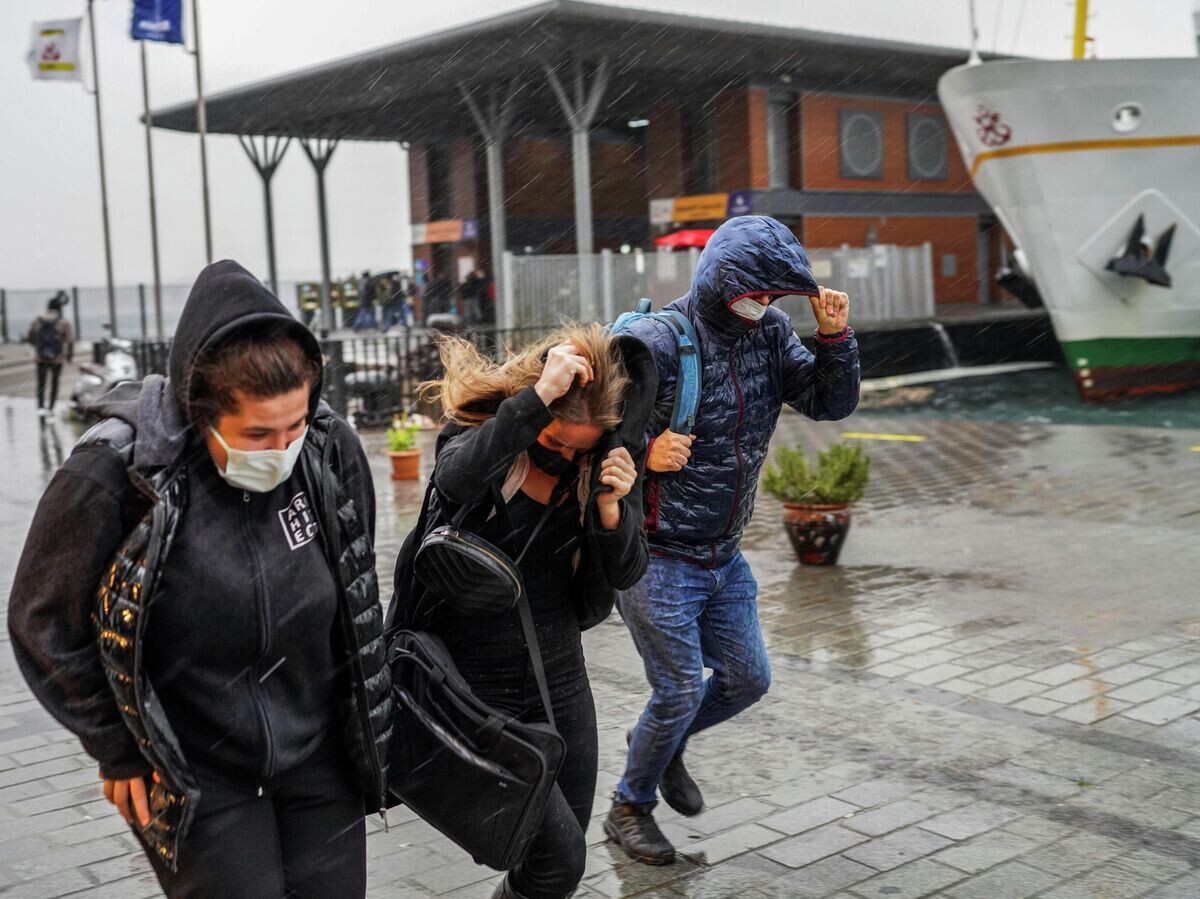    Прохожие во время урагана в Стамбуле, Турция | © AP Photo