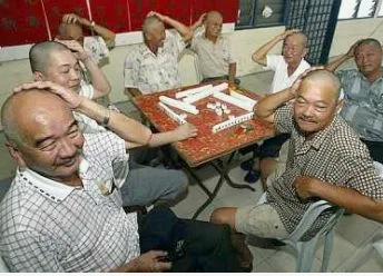 Старики смеются сами над собой, что их обрили