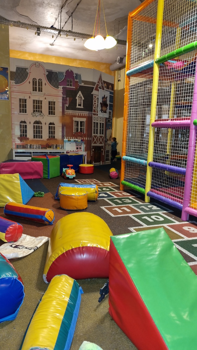 Тут даже быда девушка, присматривающая за детьми, играла с ними. Но я не решилась оставить сына одного.