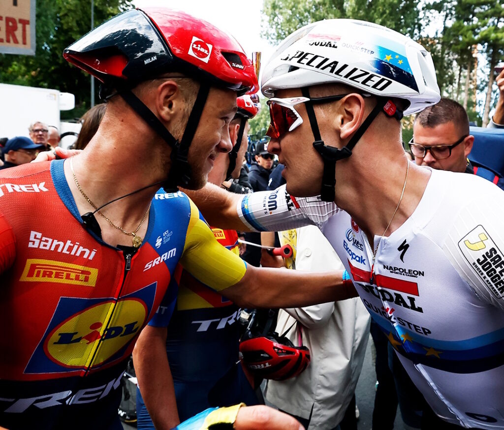    Джонатан Милан (слева) и Тим Мерлир после победы бельгийца на третьем этапе Тур де Франс — 2025. Фото: Getty Images