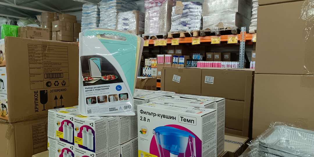 Ещё не вечер, а в "Светофоре" полно покупателей с тележками.