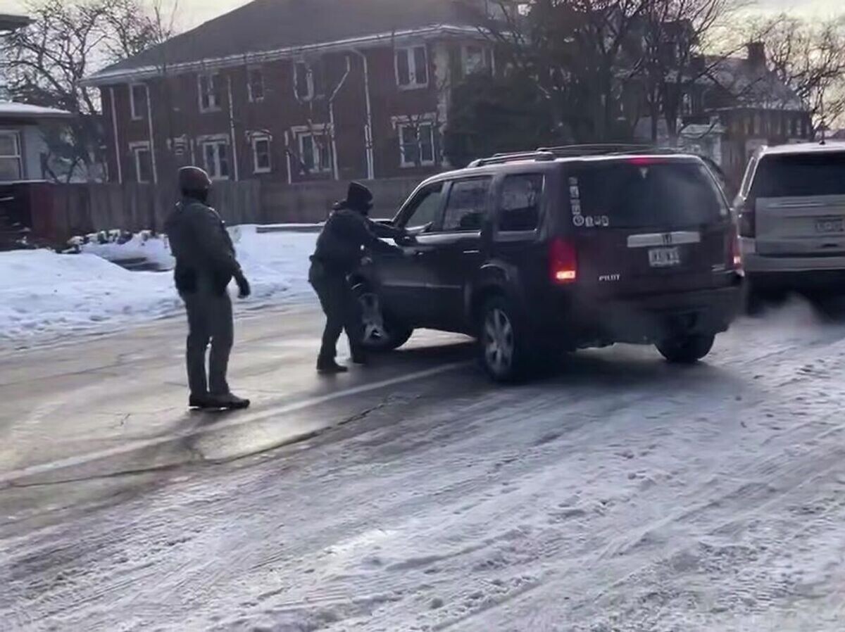    Сотрудники иммиграционной службы США (ICE) пытаются остановить автомобиль в Миннеаполисе. Кадр видео очевидца