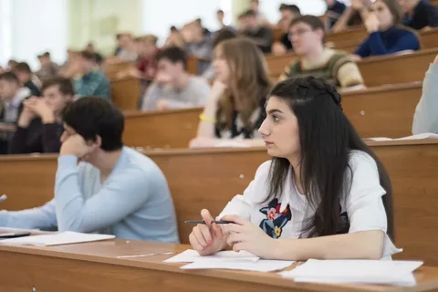 В студенческой аудитории второго курса