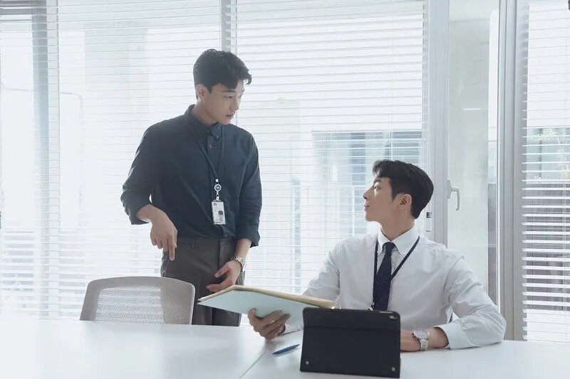 Кадр из дорамы «Новый сотрудник»