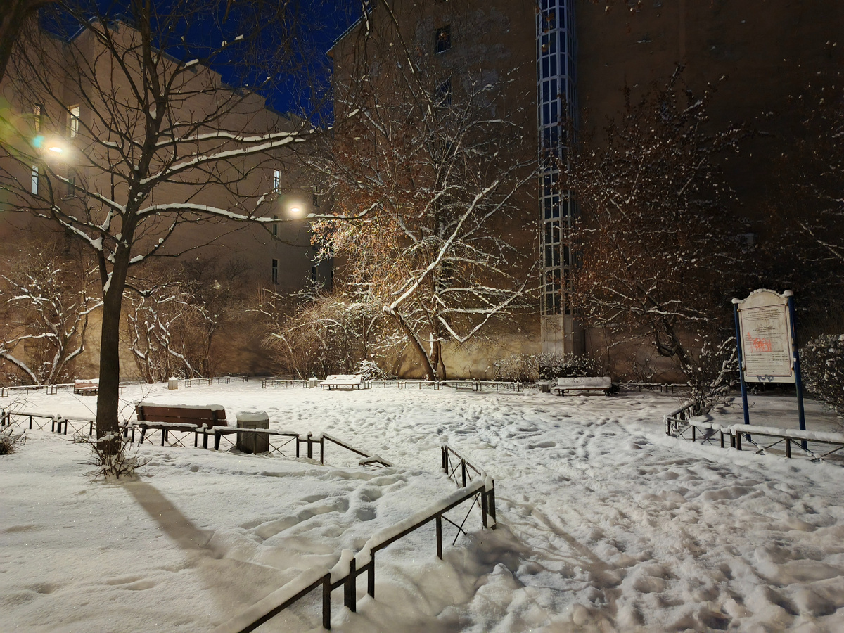 Какой-то дворик на Васильевском острове, по дороге к некрополю