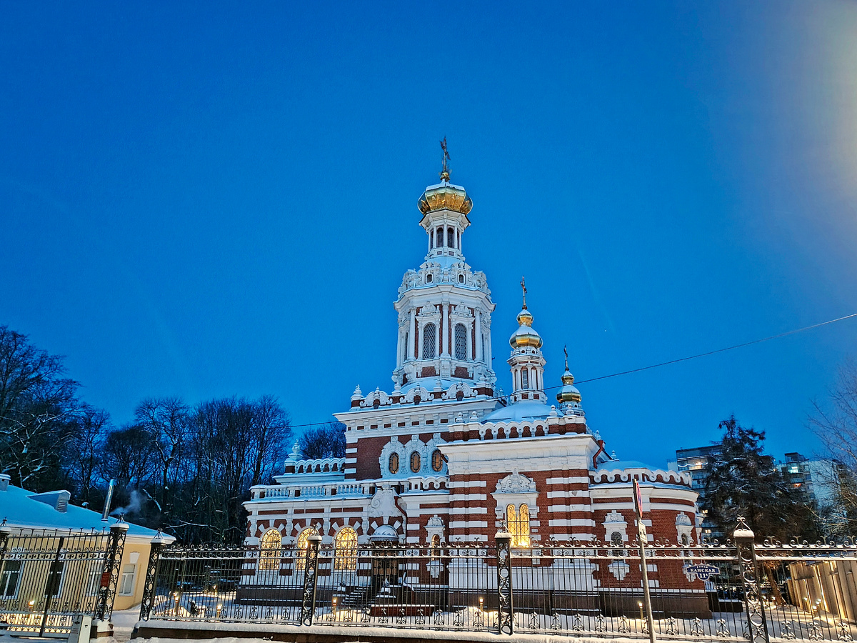 Воскресенская церковь похожа на пряничный домик
