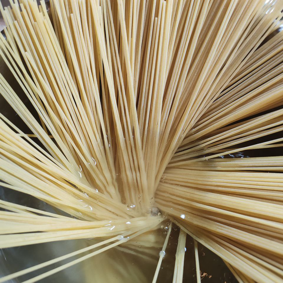 Добавляем макароны в кипящую воду