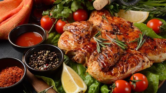 Цыплёнок табака — как готовили в СССР. Обложка © Shutterstock / FOTODOM / Natalia Hanin