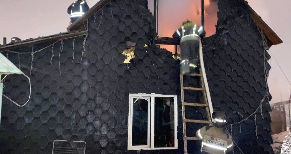 В Новосибирске из-за гирлянды сгорел дом многодетной семьи