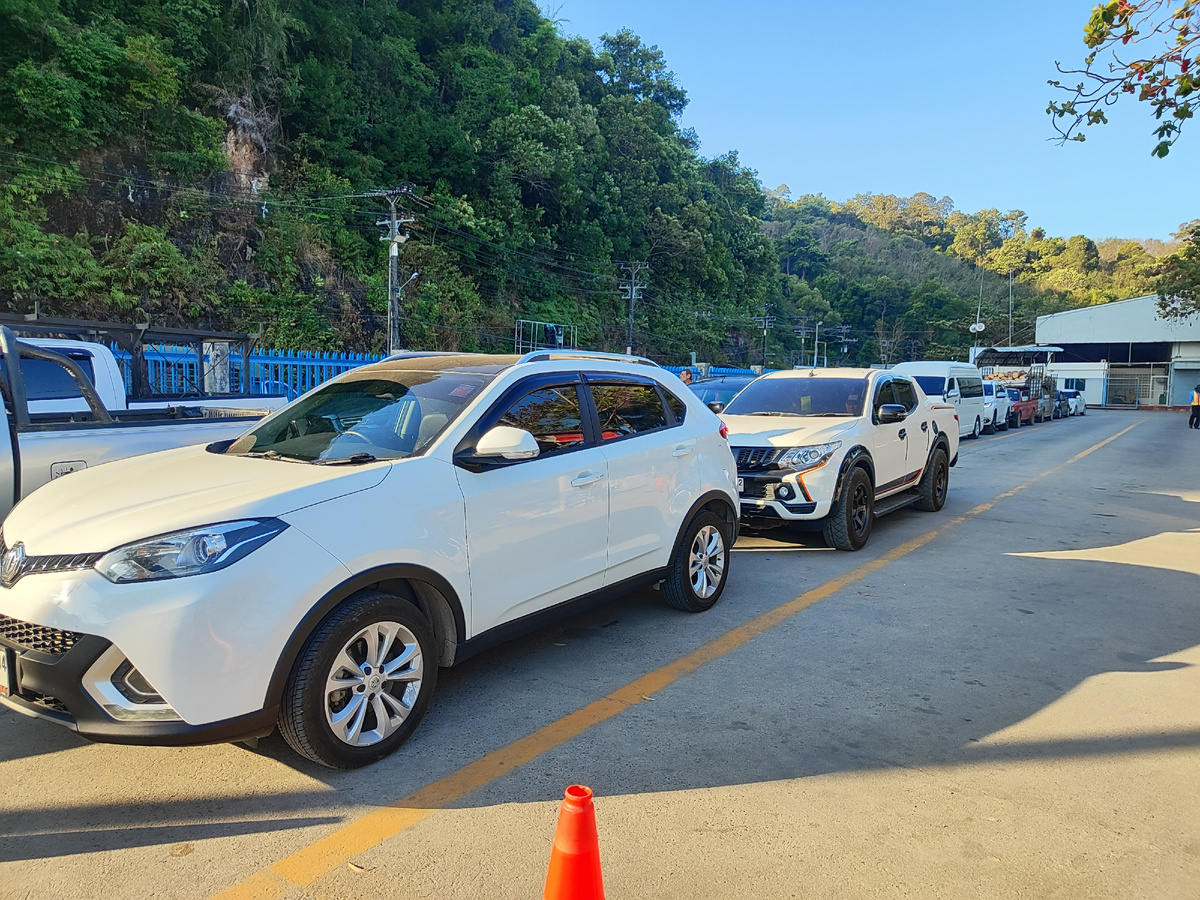 Вот на этом белом коне и скакали в Бангкок