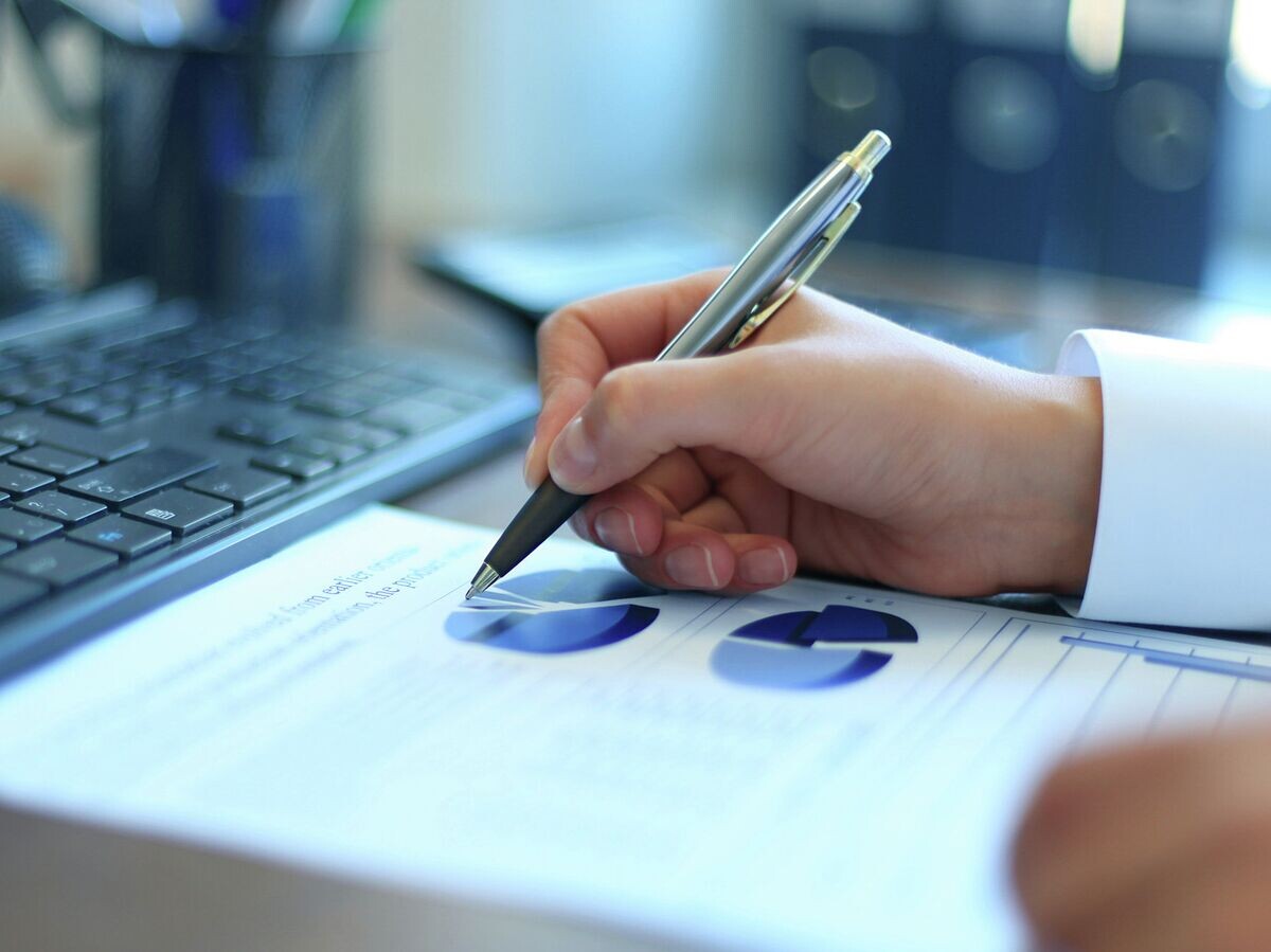    Девушка работает с графиками | © Fotolia / ty