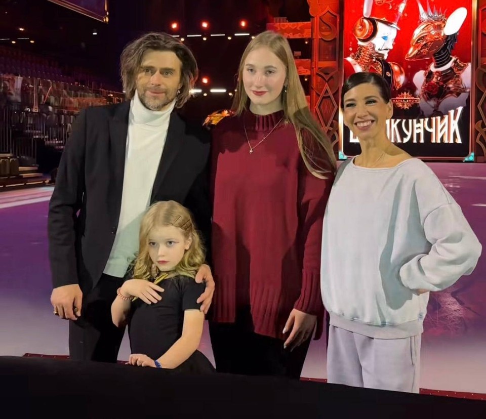    Юная Мила вместе с отцом приняла участие в автограф-сессии. Фото: кадр видео.