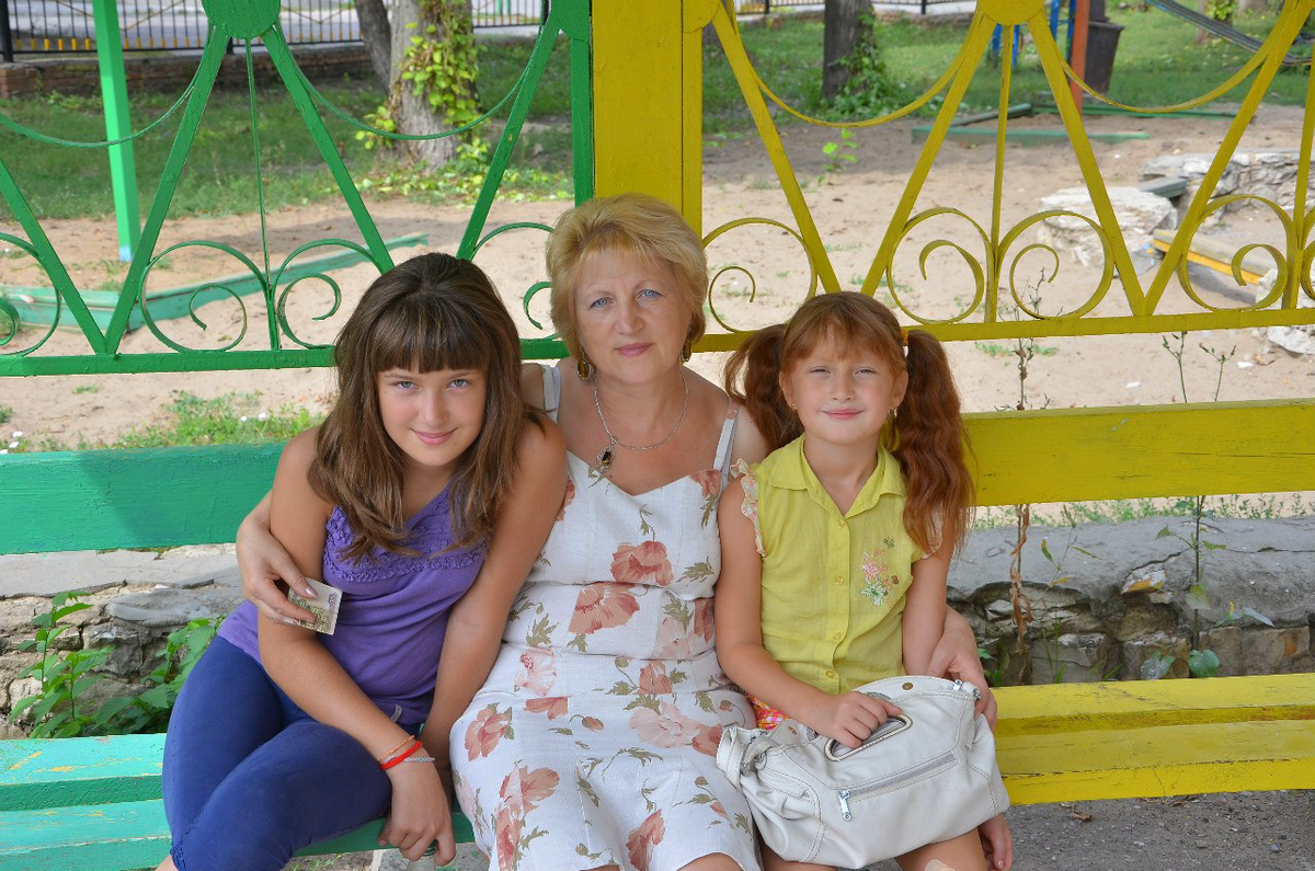 На фото моя героическая бабуля по центру, справа моя сестра, слева я маленькая тигрица :))) 2012 год.