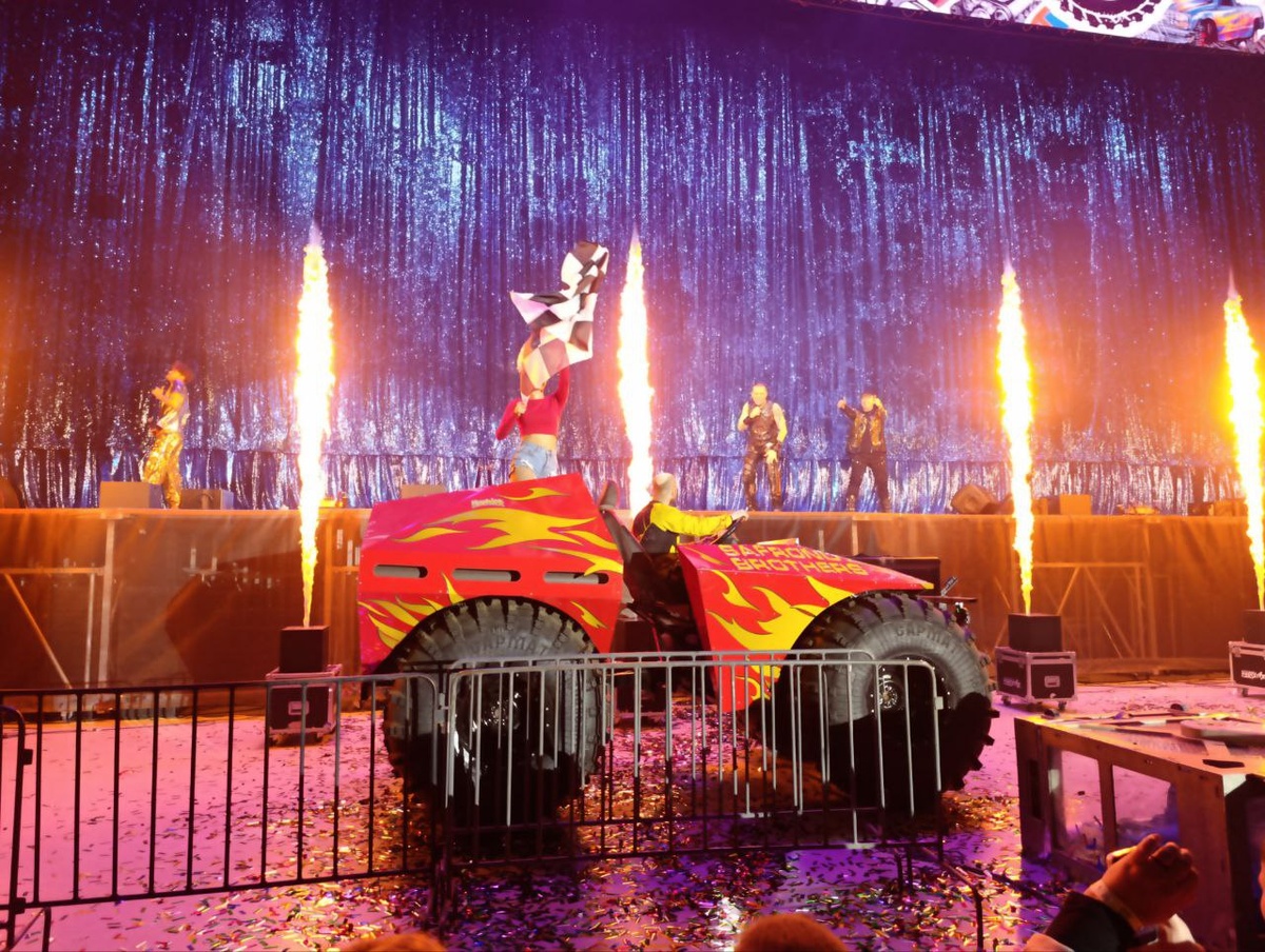 Этот огромный трак исчез у нас на глазах со сцены. И через мгновение выехал в зрительный зал. 