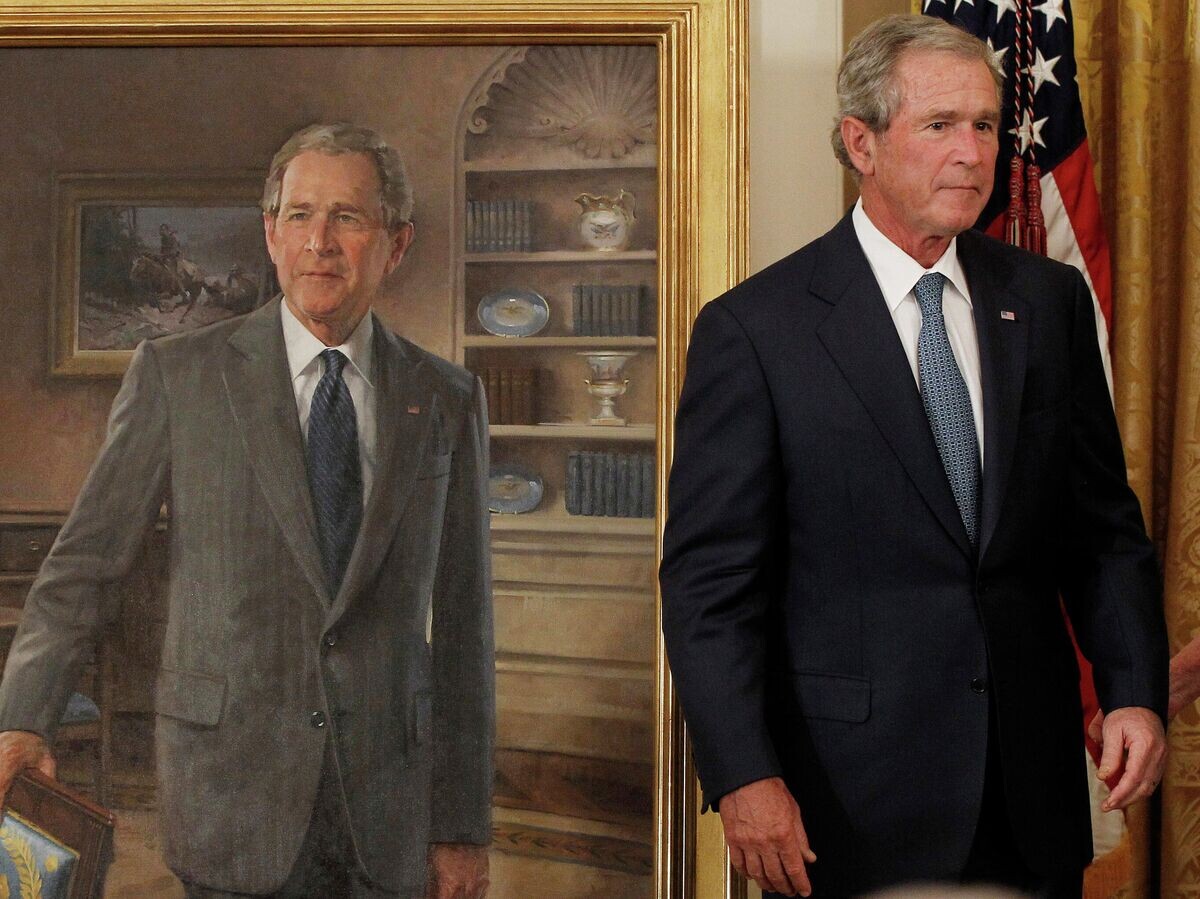    Бывший президент США Джордж Буш-младший рядом со своим официальным портретом для Белого Дома | © AP Photo / Pablo Martinez Monsivais