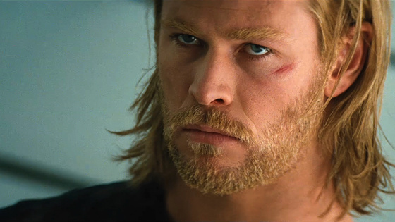 Падение принца, мейнстримизация богов и рождение химии, изменившей КВМ. Исчерпывающий анализ фильма, который доказал, что даже богу грома нужен психотерапевт.