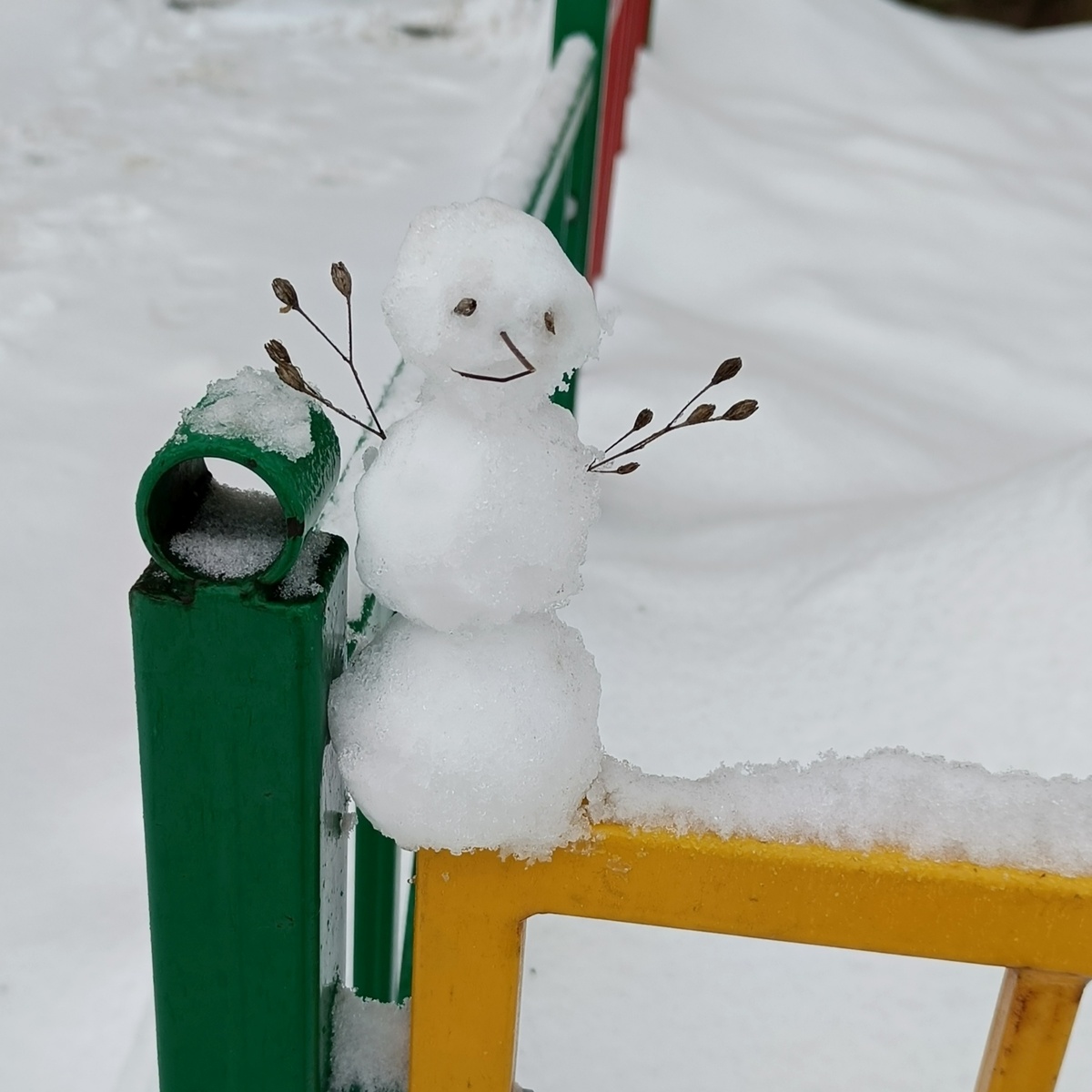Снеговичок на заборе быстро устал и оказался в общем сугробе 🤭