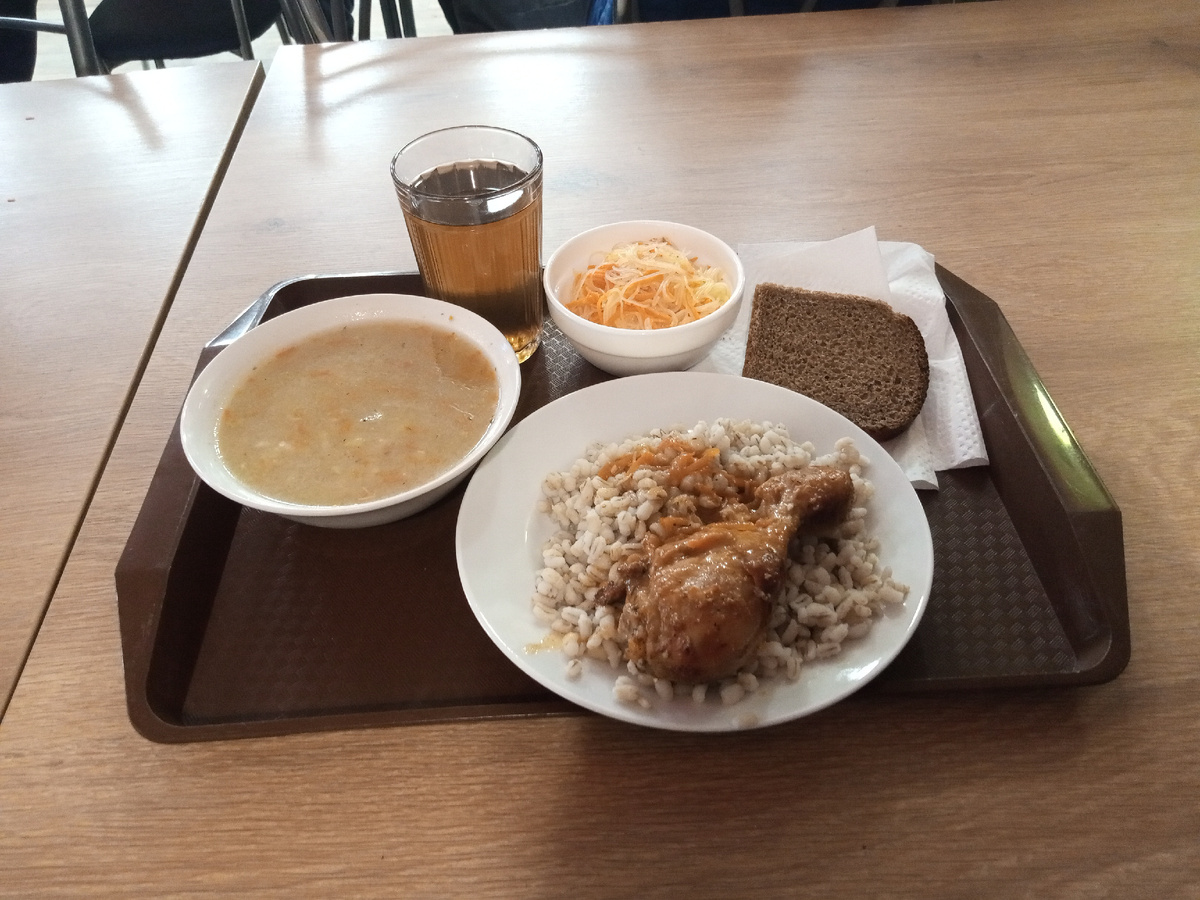 Обед в столовой 