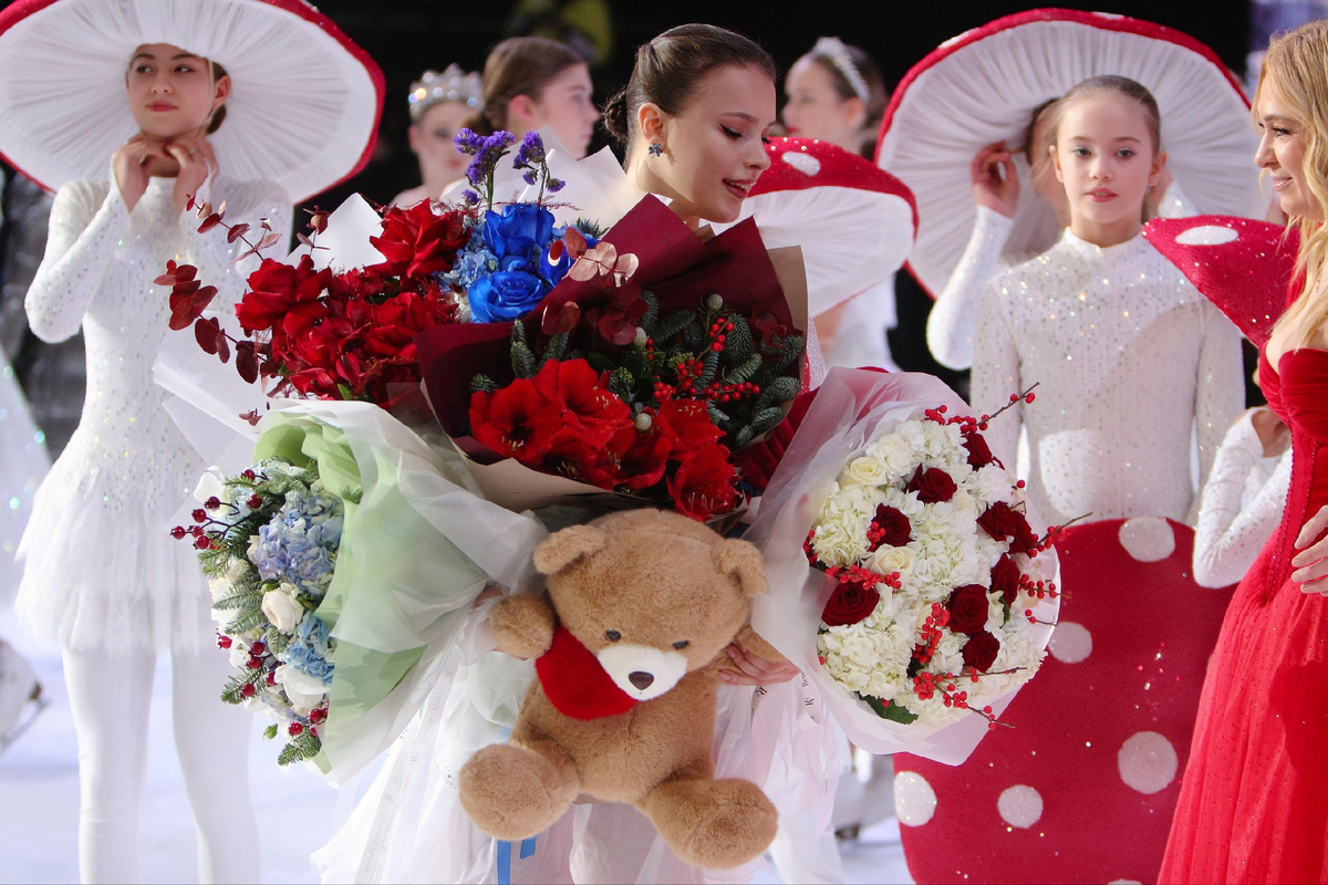 Анна Щербакова с цветами от поклонников 